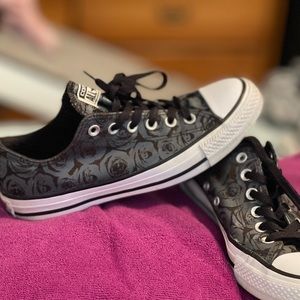 Converse All Star with black roses. Rare.